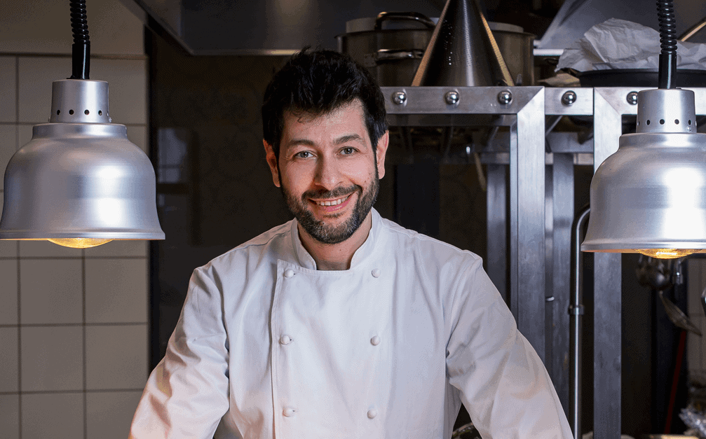 L'itinerario gastronomico di Teritoria in Calabria lo chef luigi lepore nella sua cucina, chef e proprietario del ristorante luigi lepore a teritoria in calabria.