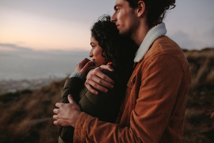 où aller pour un séjour à la saint-valentin ? couple se prenant dans les bras et regardant l'horizon.