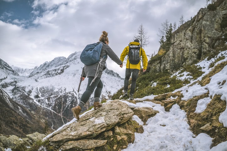 où aller pour un séjour à la saint-valentin ? couple en randonnée dans la montagne, vu de dos.