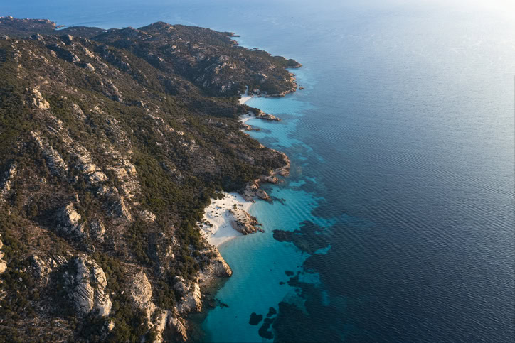  vue aérienne de l'archipel de la maddalena en italie