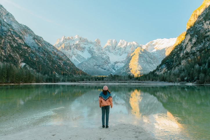 Voyager permet-il de prendre conscience de la crise climatique ? voyager-permet-il-de-prendre-conscience-de-la-crise-climatique
femme qui regarde un paysage