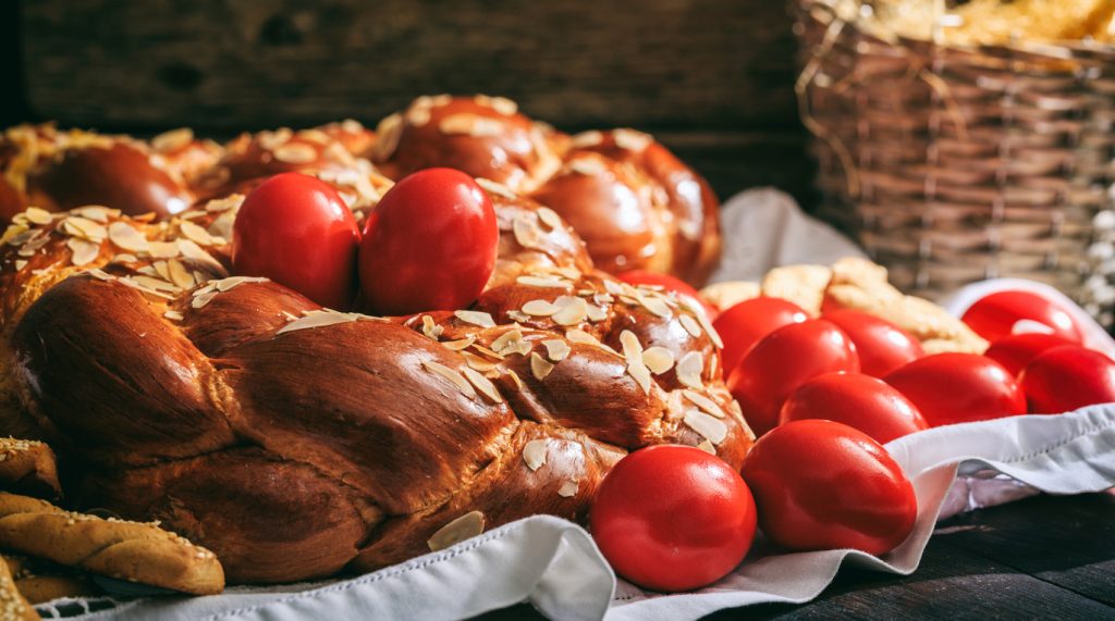 Pâques et ses traditions en France et en Europe tsoureki, pâques en grèce, fête de pâques, traditions de pâques