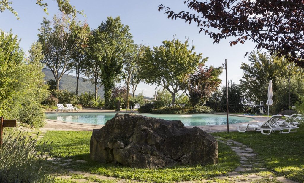 Voyage dans le cœur vert de l’Italie : itinéraire à la découverte de la région Ombrie vue de la piscine de castello di petrata, maison teritoria en ombrie