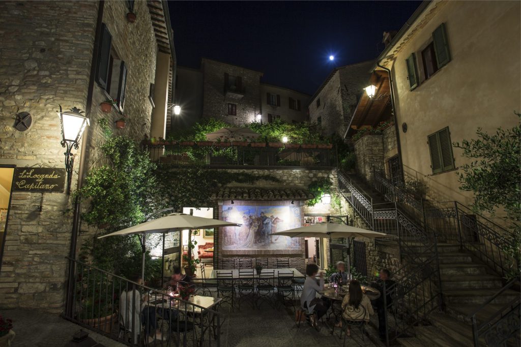 Voyage dans le cœur vert de l’Italie : itinéraire à la découverte de la région Ombrie vue de la façade de la locanda del capitano, maison teritoria en ombrie