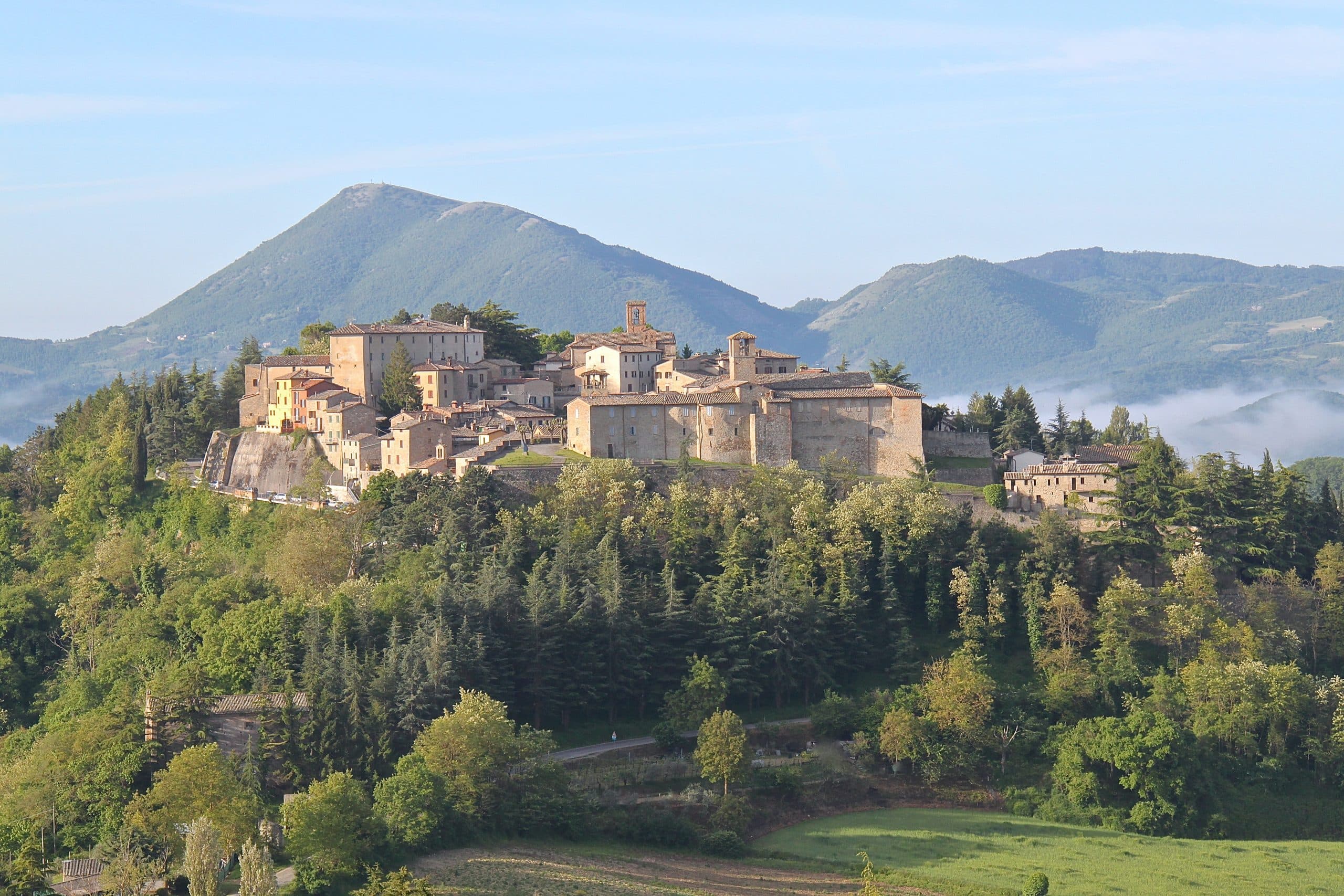 Voyage dans le cœur vert de l’Italie : itinéraire à la découverte de la région Ombrie vue du petit village de montone, en ombrie. première étape du voyage en ombrie