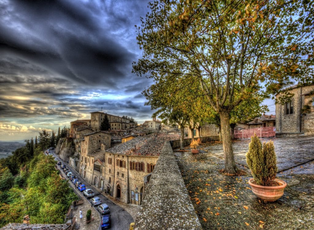 Voyage dans le cœur vert de l’Italie : itinéraire à la découverte de la région Ombrie vue du petit village italien de montone, en ombrie