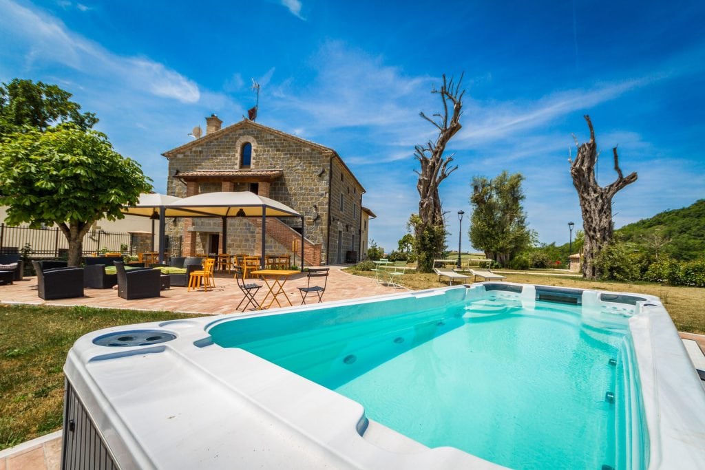 Voyage dans le cœur vert de l’Italie : itinéraire à la découverte de la région Ombrie vue de tenuta borgo santa cecilia, maison teritoria en ombrie
