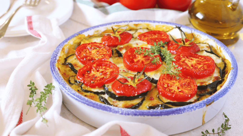 savoureuse tarte  concombre, tomate dans un saladier style méditerranéen, sur une nappe blanche.