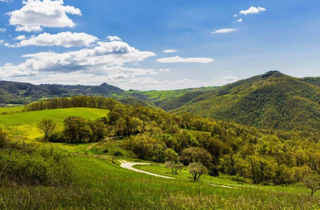 Voyage dans le cœur vert de l’Italie : itinéraire à la découverte de la région Ombrie vue du domaine de la tenuta borgo santa cecilia, maison teritoria en ombrie et deuxième étape du voyage en ombrie