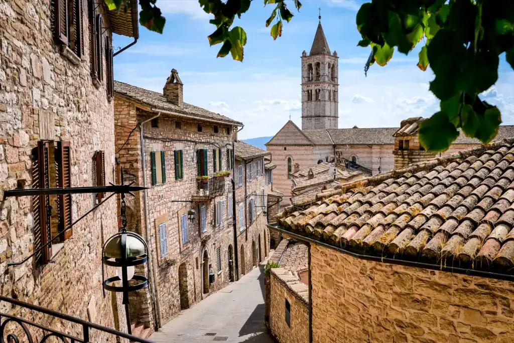 Voyage dans le cœur vert de l’Italie : itinéraire à la découverte de la région Ombrie vue illustrative de la ville d'assise, ombrie, italie