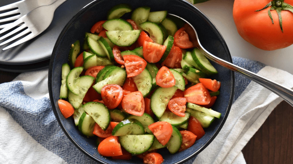 délicieuse salade estivale de concombre et tomates vu du dessus, dans un joli plat