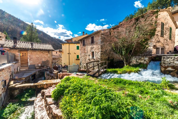 Voyage dans le cœur vert de l’Italie : itinéraire à la découverte de la région Ombrie vue du petit village italien de rasiglia, le village de cours d'eau, en ombrie