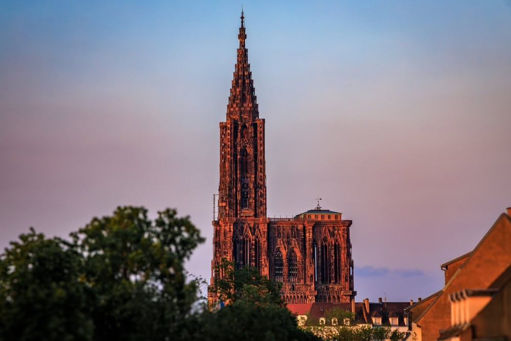 shutterstock 2497178689 csvetlanasf facade gothique ornee de la cathedrale notre dame de strasbourg alsace france belle cathedrale gothique a lheure dor du coucher du soleil
