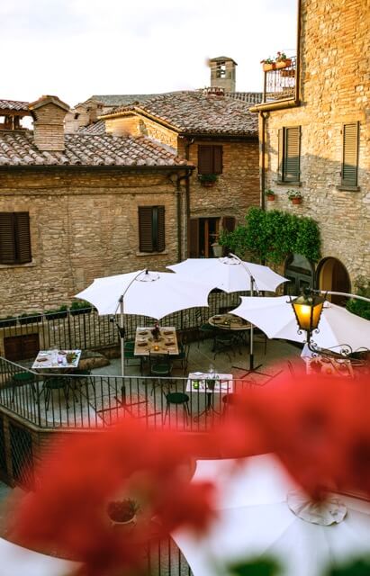 Voyage dans le cœur vert de l’Italie : itinéraire à la découverte de la région Ombrie vue de haut de la terrasse de la locanda del capitano, maison teritoria en ombrie