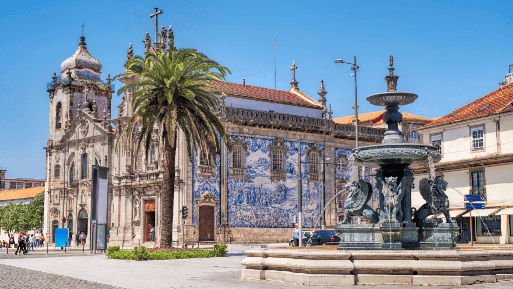 église des carmélites avec notre dame du mont carmel dans le centre de porto, portugal