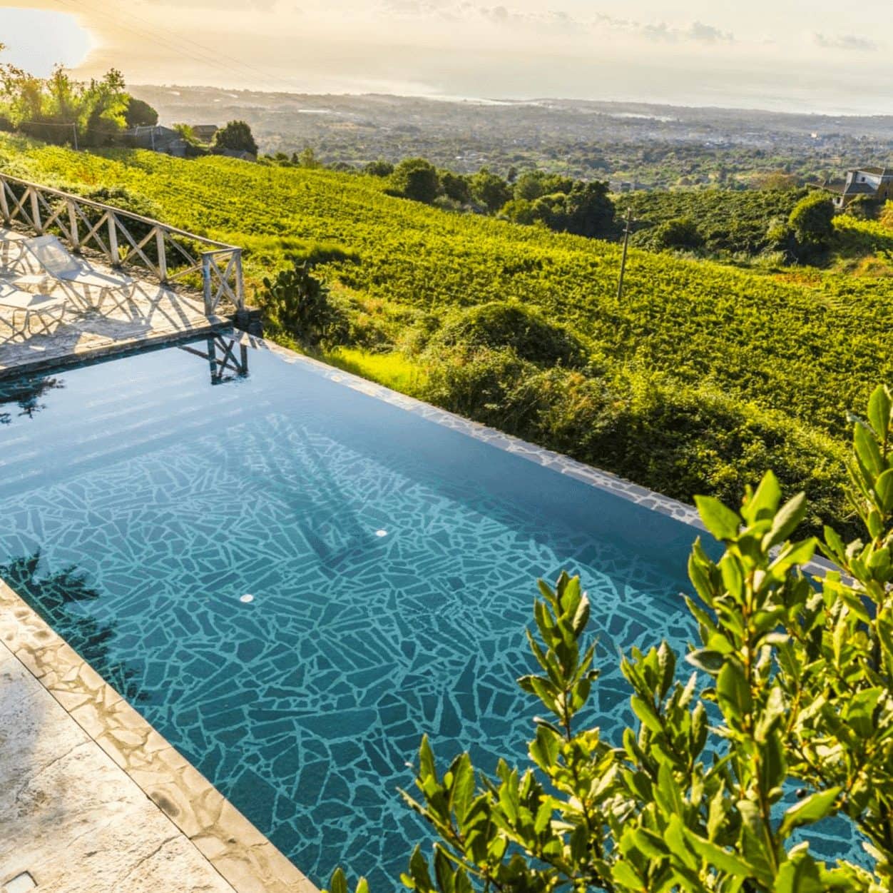 À la recherche d’un lieu insolite pour un anniversaire ? piscine champs 3 edited 1