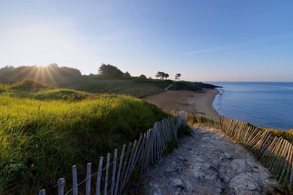 shutterstock 2155988945 cbensliman hassan plage de letang sur le chemin cotier de pornic
