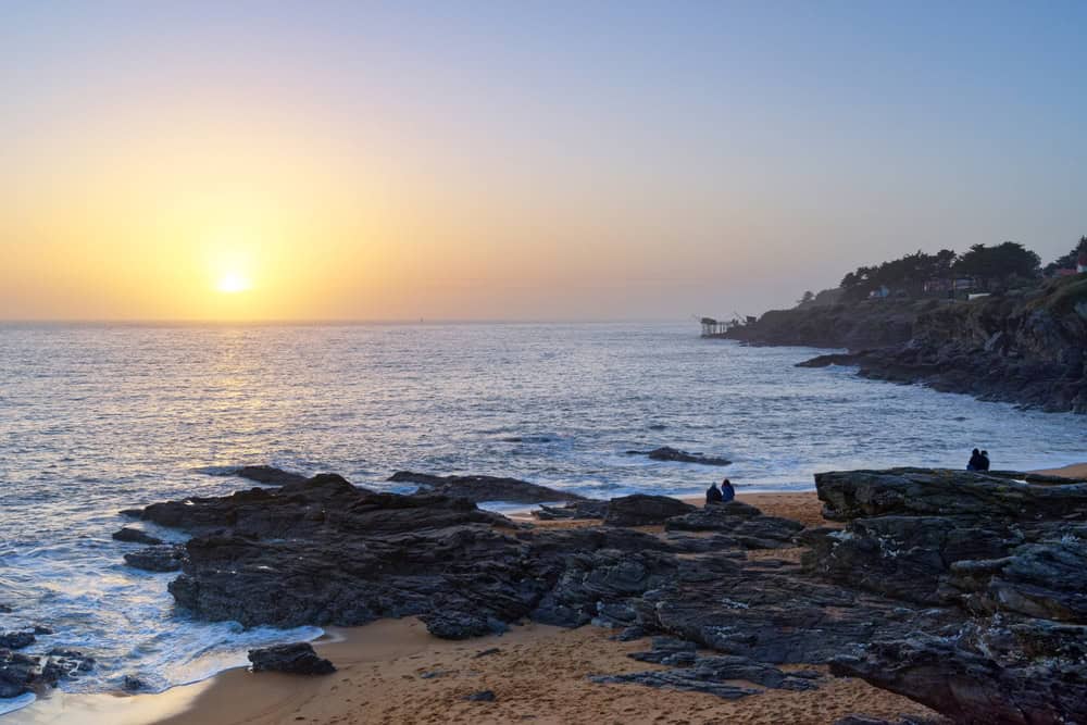 shutterstock 2593851141 cbensliman hassan la plage des gros sablons sur la cote du village de pornic