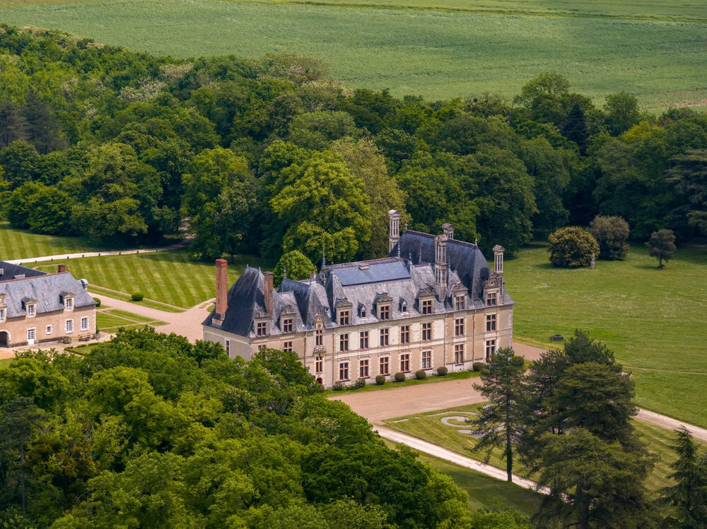 Blois : à la découverte du Centre-Val de Loire shutterstock 2463598537 cvincentome vue aerienne sur le chateau de beauregard