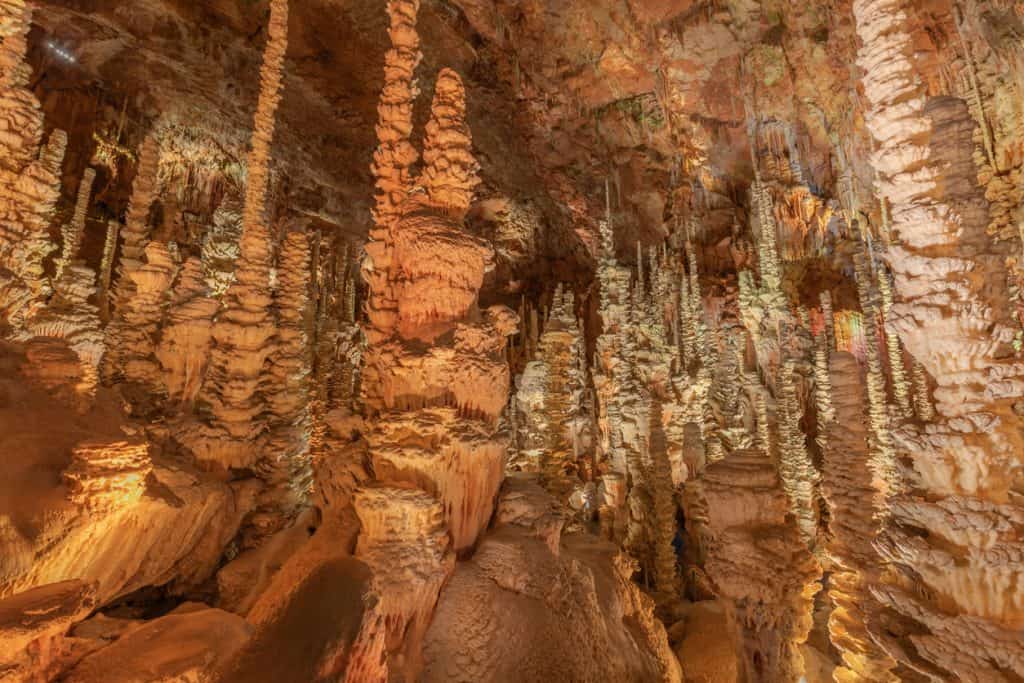 Lozère : une immersion en nature dans le « Pays des Sources » grotte aven armand lozère