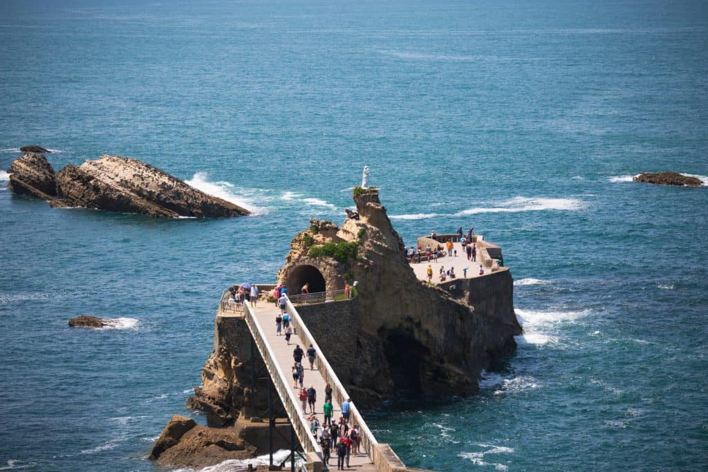 Biarritz : entre océan, légendes et élégance basque passerelle rocher de la vierge ©emiliecharransol 9977 3 min