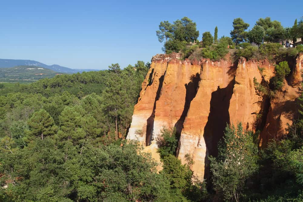 shutterstock 199927367 csanti rodriguez ochre cliffs in roussillon luberon provence france