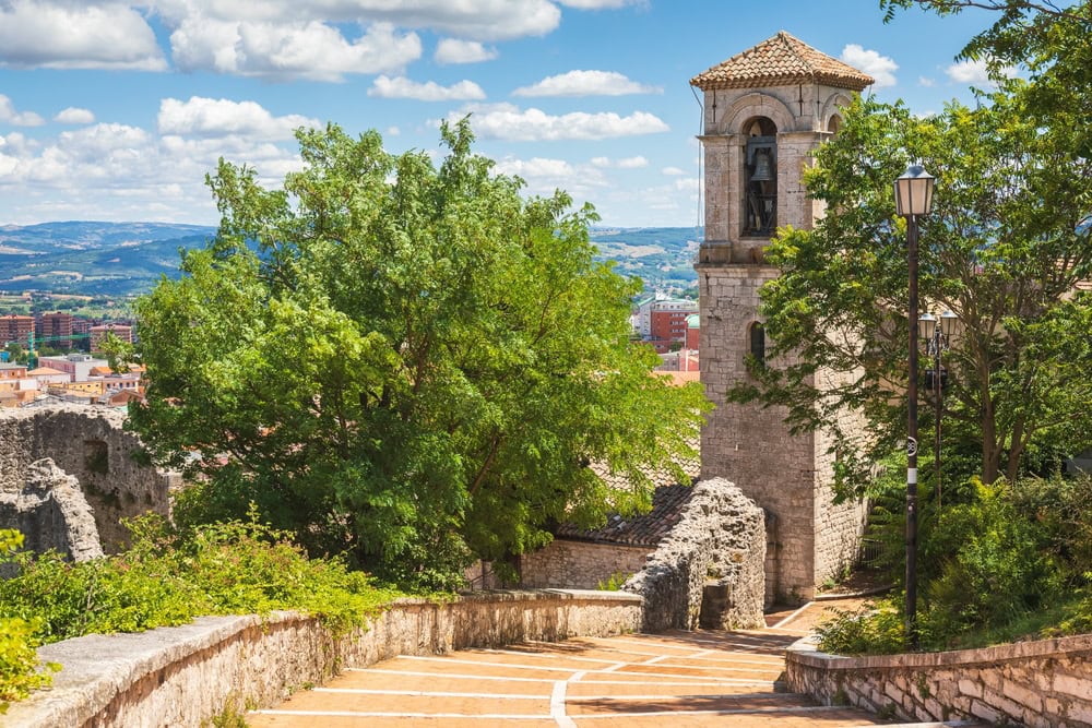 Où partir en juin en Europe shutterstock 2173480263 clev levin rue de campobasso ville et commune dans le sud de litalie la capitale de la region de molise et de la province de campobasso
