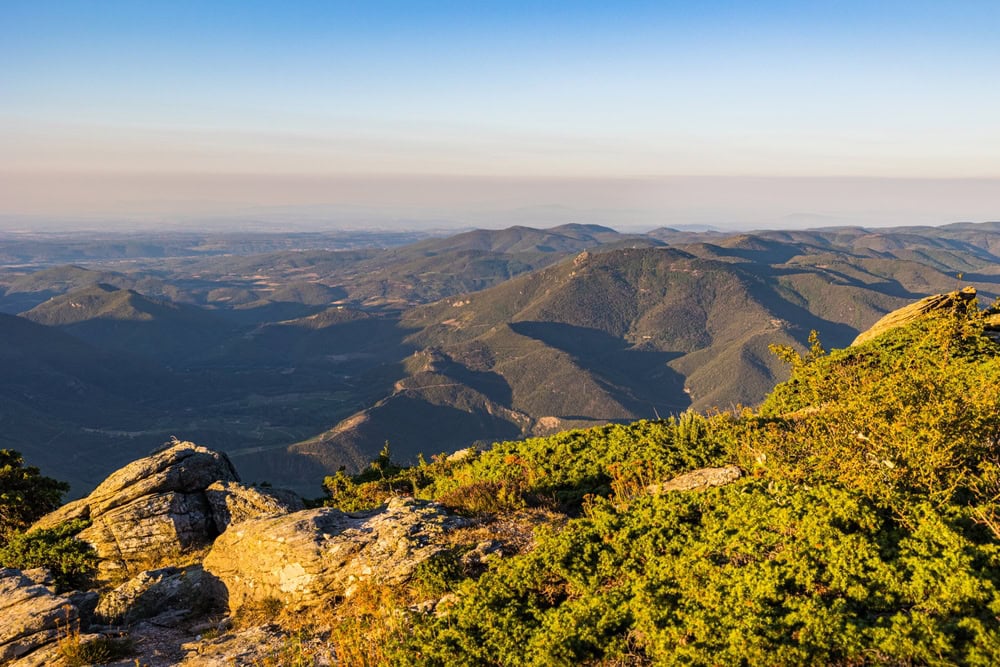 Où partir en juin en Europe shutterstock 2188952155 cidgfr photos vue sur lherault et le parc naturel du haut languedoc et sur la vallee de lorb depuis le sommet du mont