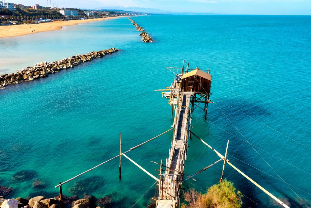 Où partir en juin en Europe shutterstock 2252975379 conly fabrizio vue du trabucco di celestino termoli italie
