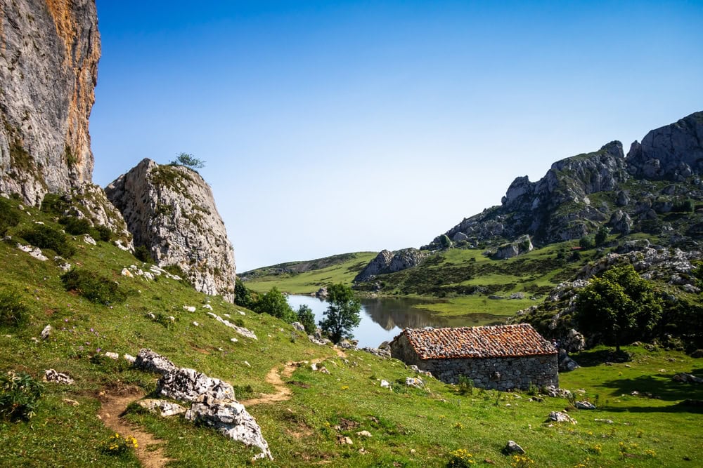 Où partir en juin en Europe shutterstock 2299892701 cdaboost lac ercina a covadonga pics deurope asturies espagne
