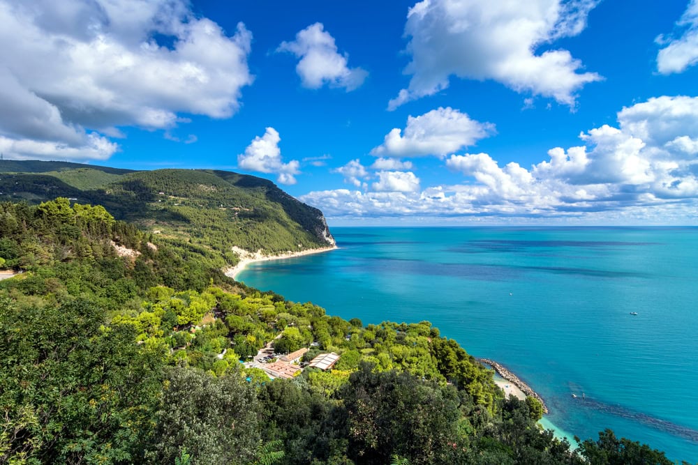 Où partir en juin en Europe shutterstock 424947382 ceddy galeotti parc regional de la reserve naturelle du mont conero a sirolo italie