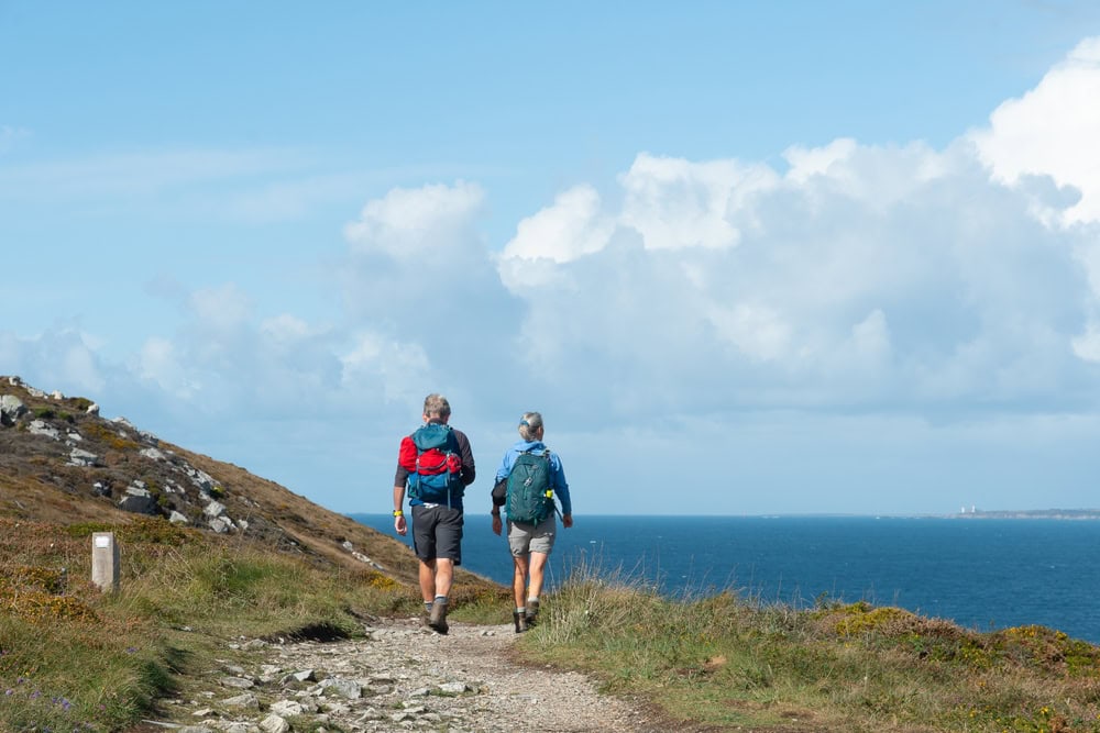 La Côte des Légendes : un lieu empreint de magie 2 randonneurs sur le gr34 en bretagne ©shutterstock 2397365111 gdela