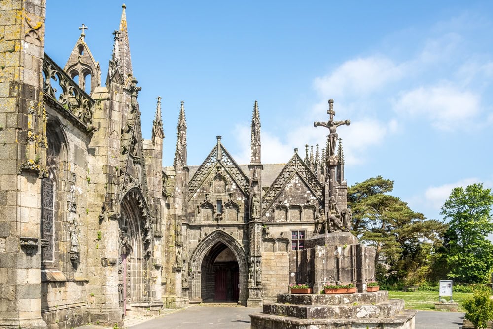 La Côte des Légendes : un lieu empreint de magie basilique de notre dame de folgoet ©shutterstock 2329417201 milosk50