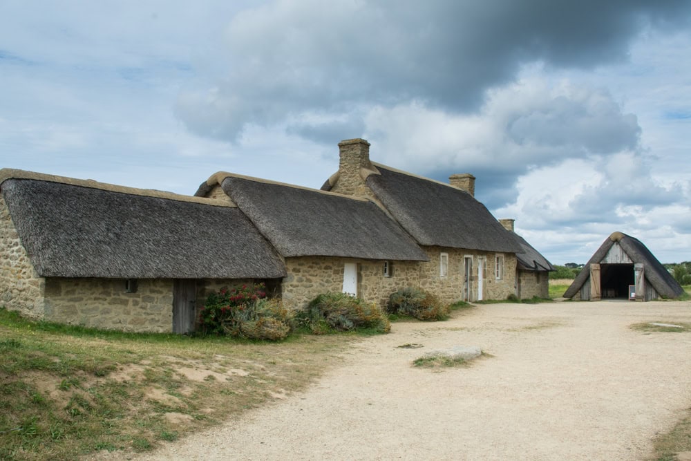 La Côte des Légendes : un lieu empreint de magie village de menham ©shutterstock 2517703819 jorge pereira 1