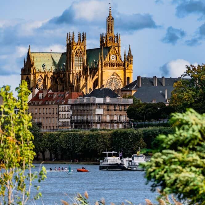 shutterstock 2388319505 creflexpixel cathedrale saint etienne de metz vue du plan deau edited