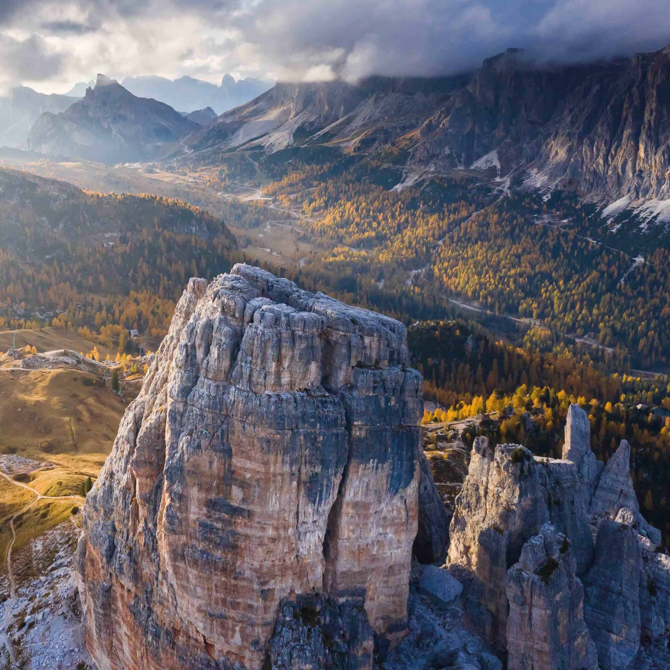 De l’autre côté, dans les Dolomites cinque torri cortina dampezzo belluno italia edited scaled