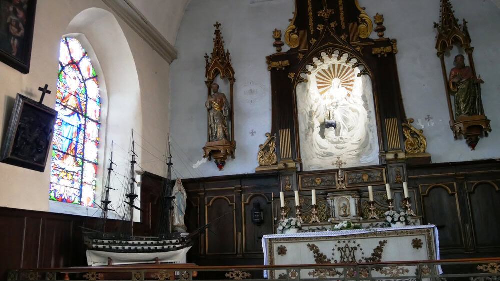 interieur eglise st valery sur somme shutterstock 2535915201 lacroix christine