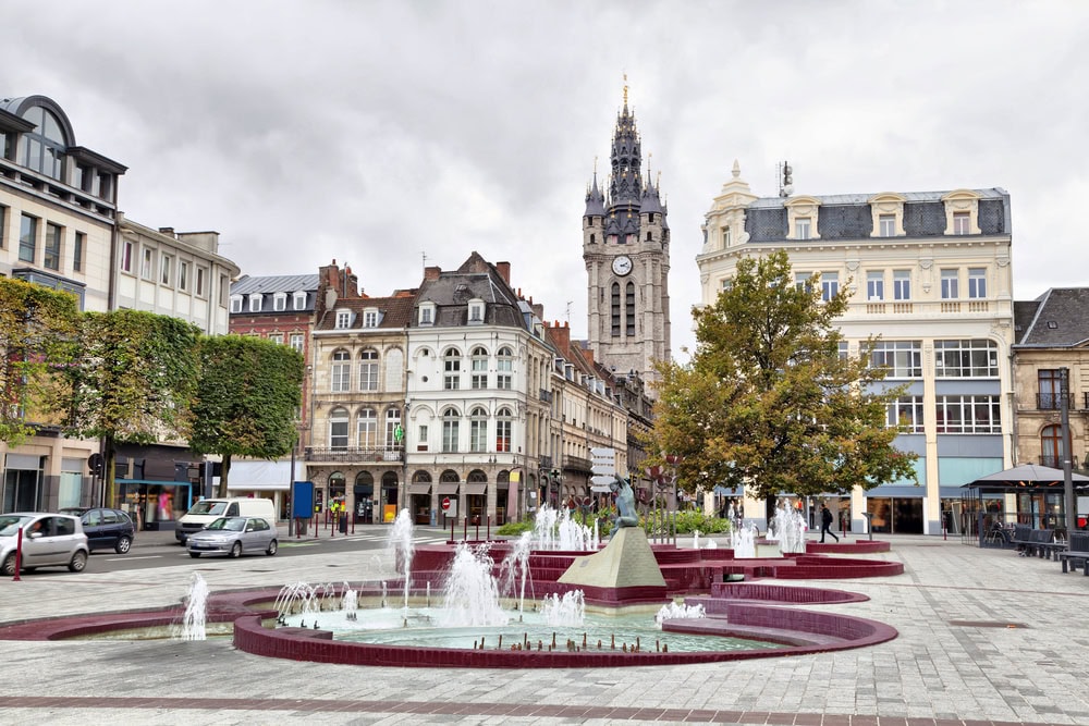 shutterstock 223695790 csergey dzyuba vue de la place darmes sur le beffroi de douai france