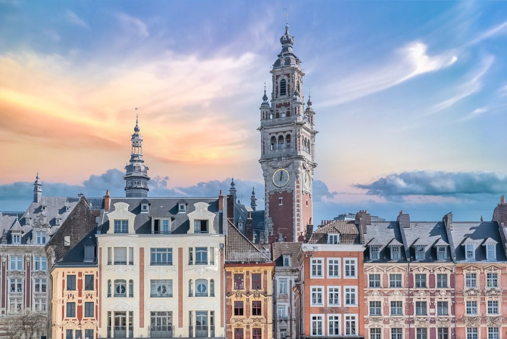 shutterstock 2373845287 cpascale gueret lille anciennes maisons du centre et le beffroi de la chambre de commerce