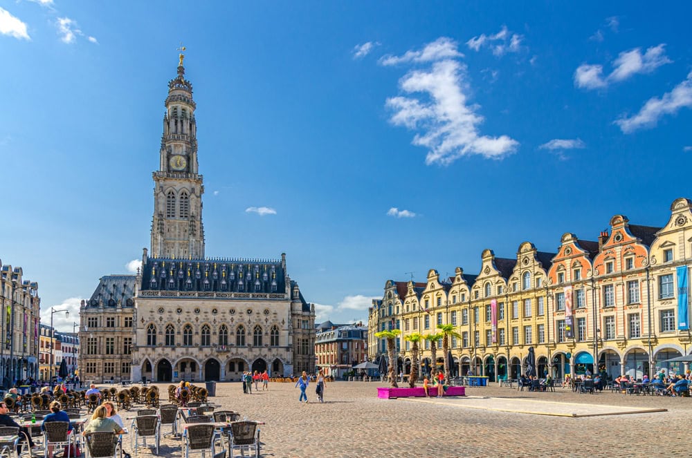 shutterstock 2442068805 caliaksandr antanovich arrasbatiment de la mairie de lhotel de ville avec clocher de beffroi