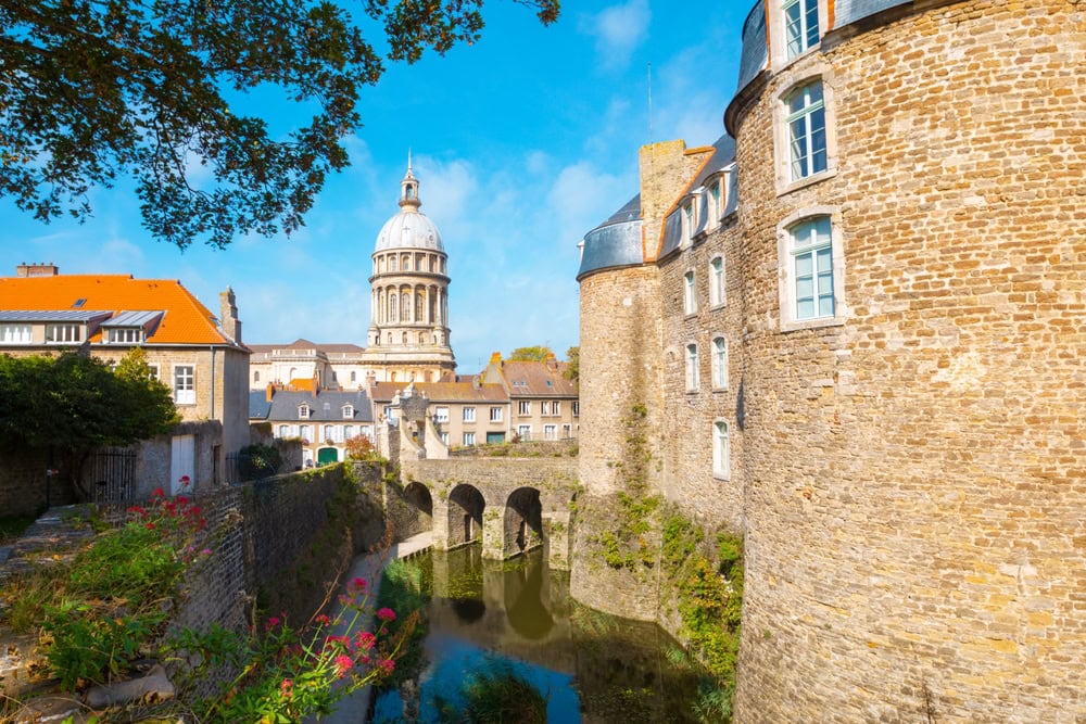 shutterstock 2528523551 coliver hoffmann a linterieur de la ville fortifiee de boulogne sur mer chateau au premier plan basilique notre dame de limmaculee conception en arriere plan