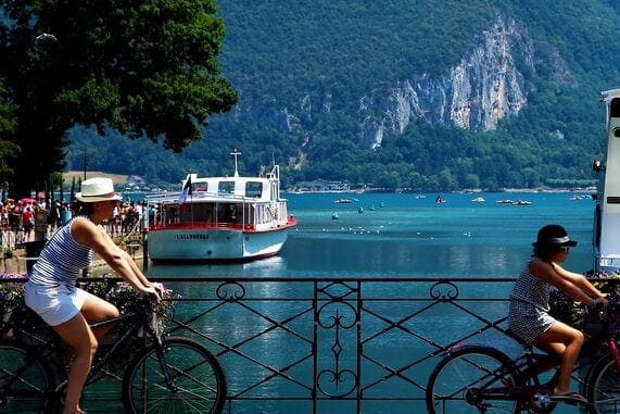 velo autour du lac dannecy shutterstock 747689239 arthur c.c.hsieh edited