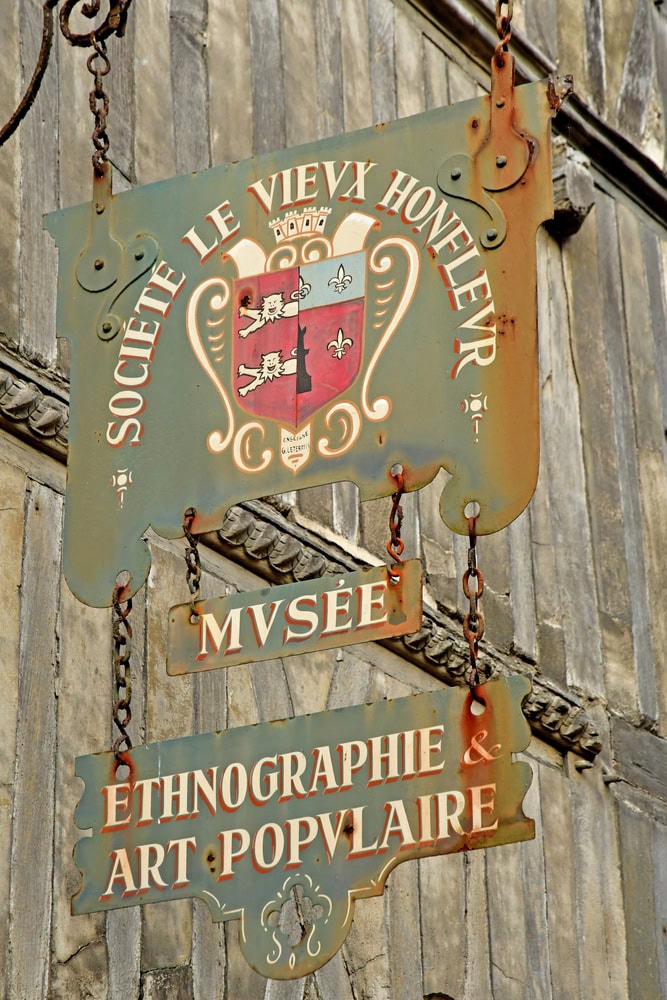 Gravure musee dethnographie Honfleur shutterstock 551793310 Pack Shot