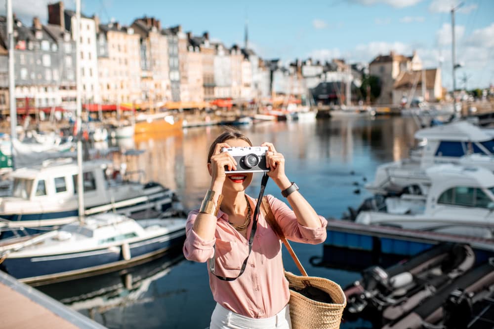 Touriste decouvrant Honfleur shutterstock 1209614494 RossHelen