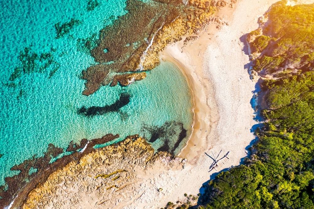 shutterstock 2456673895 cDaLiu vue Aerienne sur Baia dei Turchi region des Pouilles Italie. La baie turque du Salento