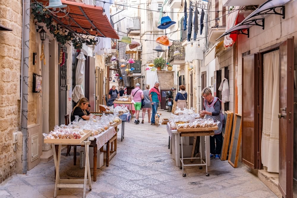 shutterstock 2568737555 cIvo Antonie de Roij Bari Italie 4 mai 2024 Des femmes locales vendent des pates authentiques faites a la main dans la vieille ville de Bari 1