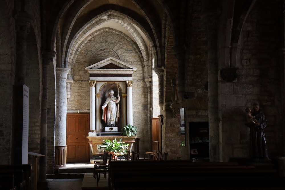 Eglise Arbois shutterstock 2596635651 EBASCOL