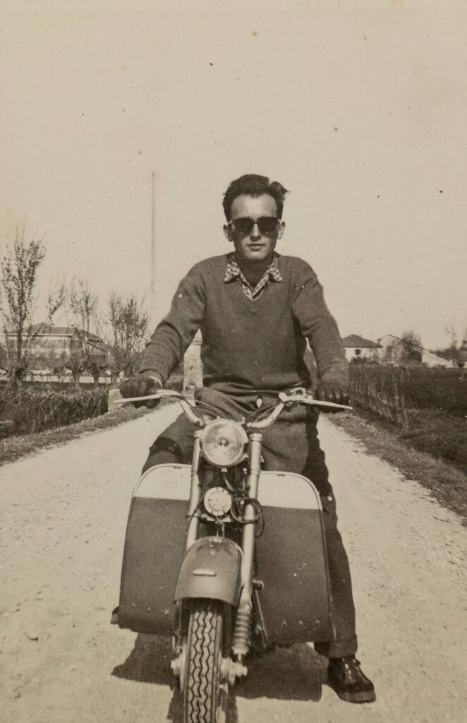 shutterstock 2288996633 ©filippo carlot rome italie mai 1951 jeune homme faisant une croisiere sur son scooter lambretta style de vie vintage des annees 50