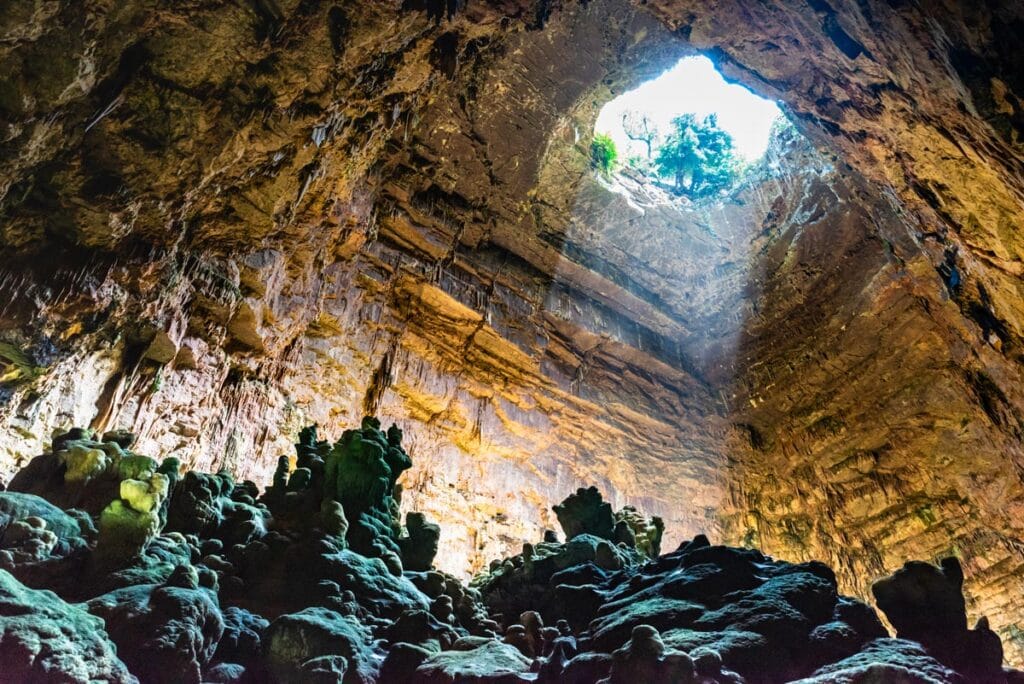 shutterstock 1319946290 ©nicola simeoni caves of castellana. blades of light