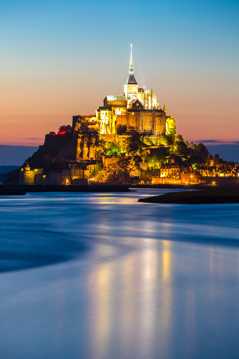 shutterstock 214682350 ©vichie81 mont saint michel a la tombee de la nuit en france